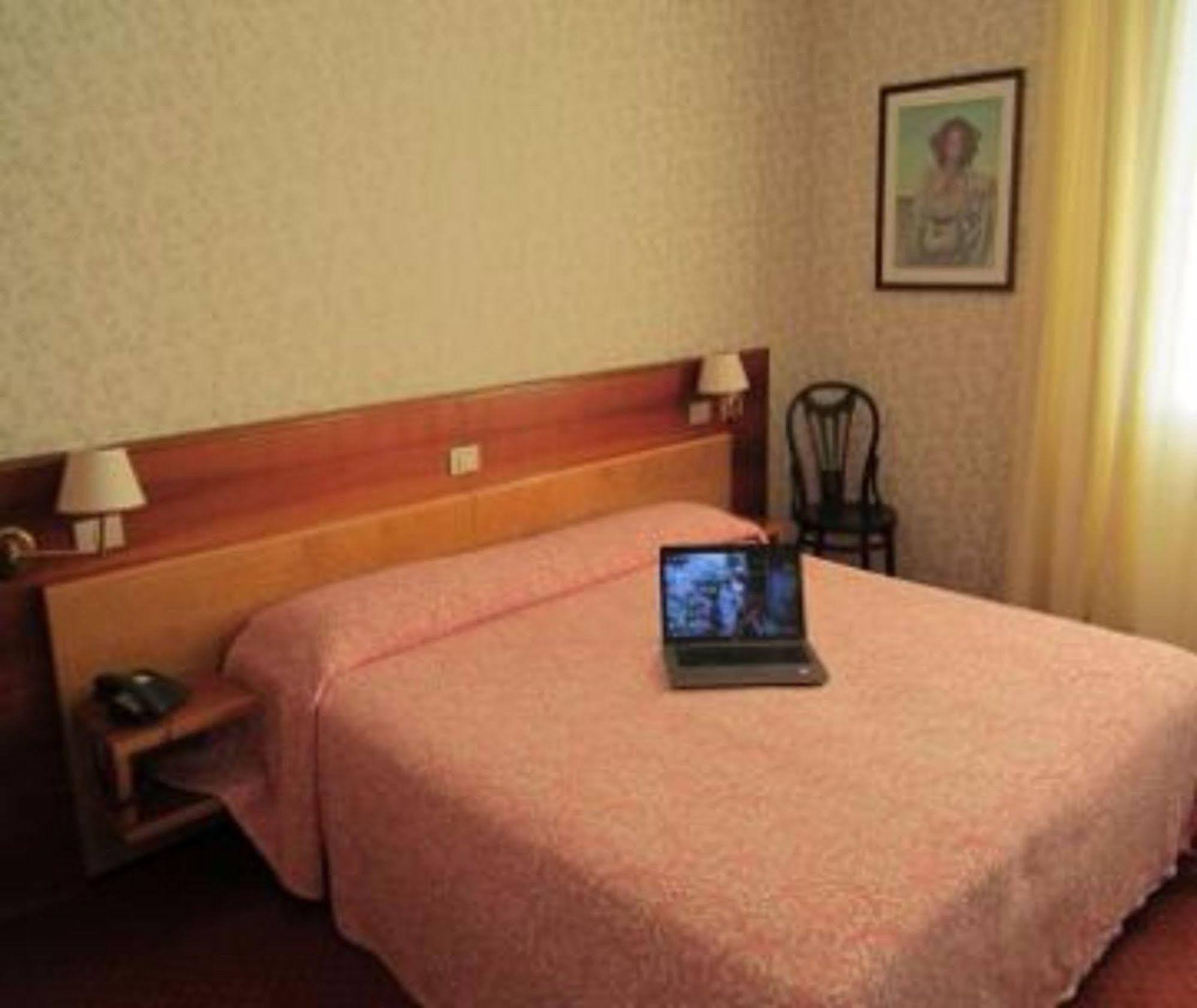 מודנה Hotel Donatello מראה חיצוני תמונה